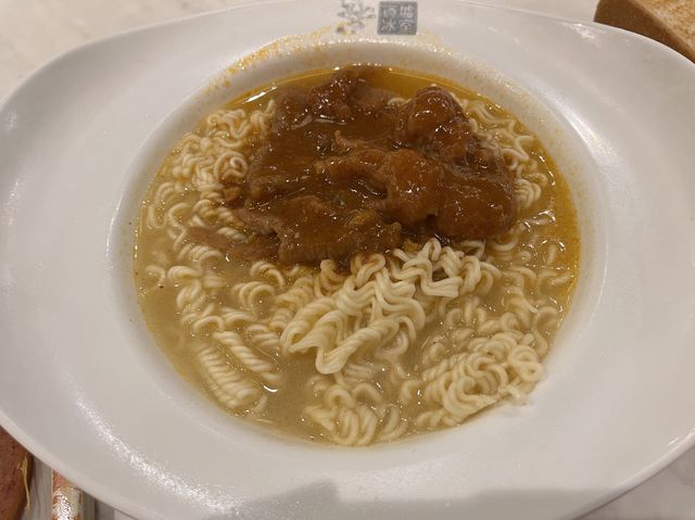超出色沙嗲牛肉麵