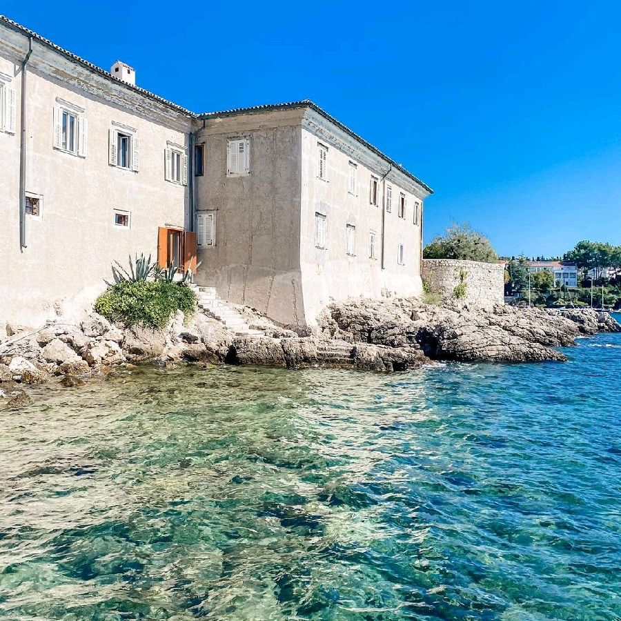 Gole na plazi hvar