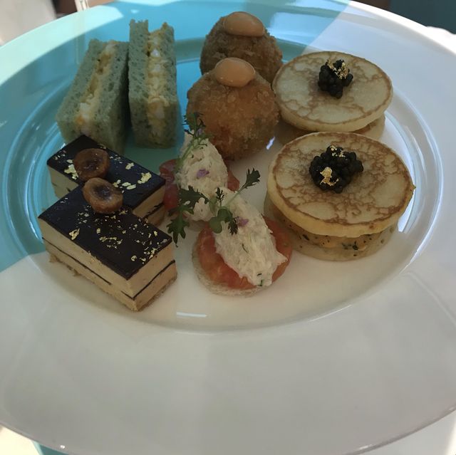 A cafe in a Tiffany Blue jewellery box