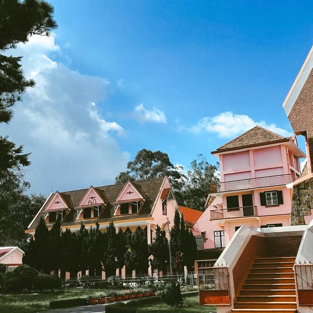 พาเที่ยว โบสถ์โดเมนเดมารีสีชมพูหวานแหวว Dalat 💒