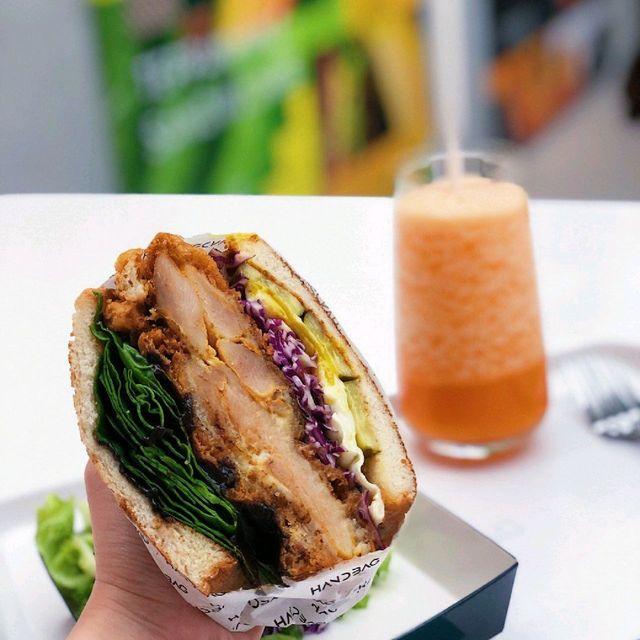 坐底慢慢食 有高櫈同sofa位