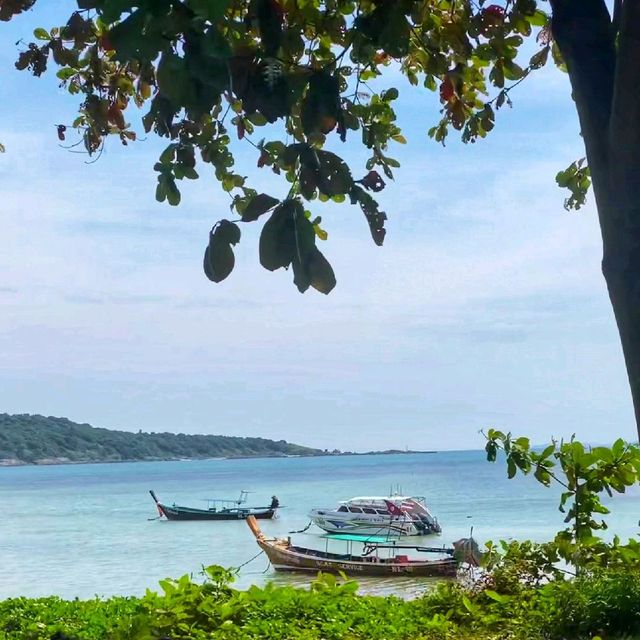 หาดสวย เรือมากมาย