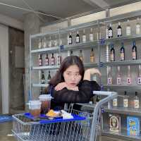 그냥 테이블 아니고 카트테이블! 시원한 색감과 하이틴 감성이 돋보이는 연남동 카페 <피프티인더카트>