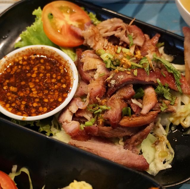ก๋วยเตี๋ยวร้านดังเชียงใหม่ เส้นสีอัญชัน