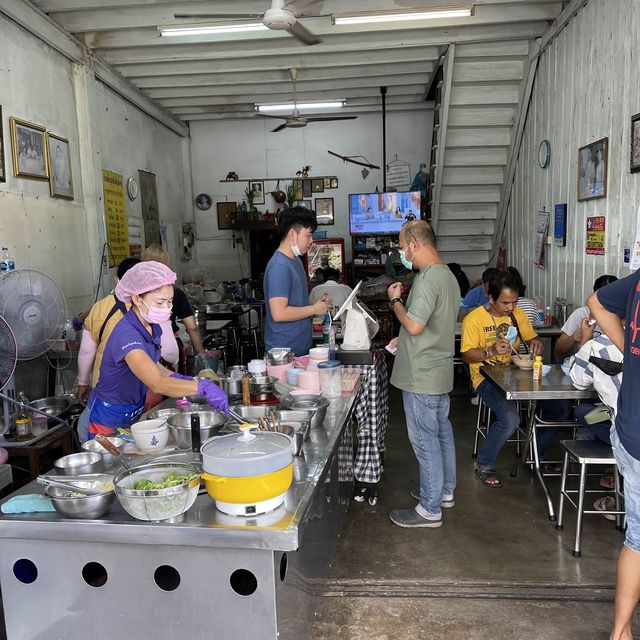 ก๋วยเตี๋ยวเอ็นเนื้อ- หมู เจ๊เจียบ