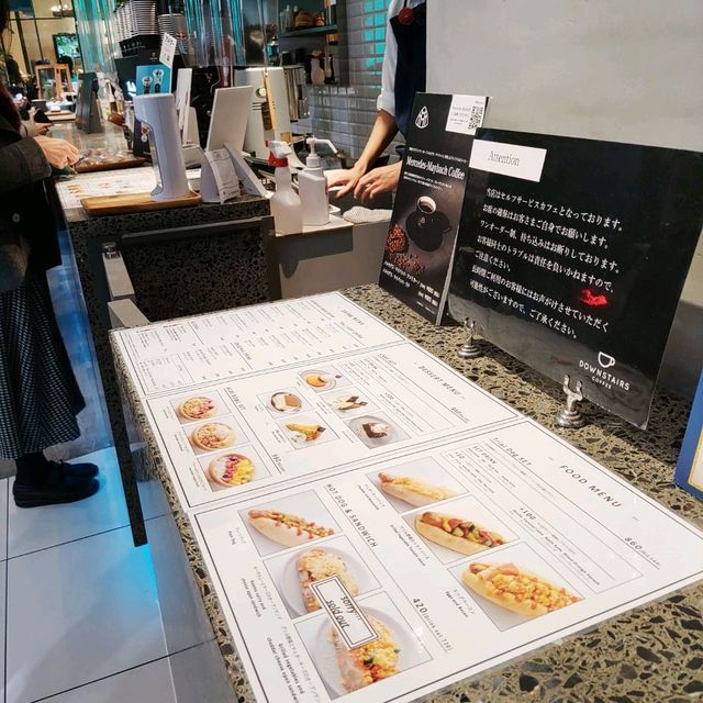 大阪！メルセデスベンツを見ながらカフェでくつろぐ