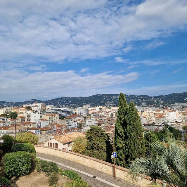 Climb up to the Château de la Castre