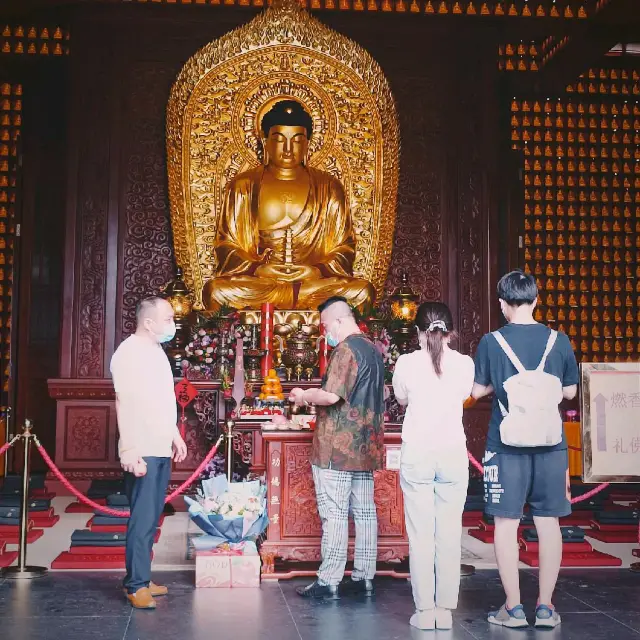 Offering prayers in Hongfa temple 🙏