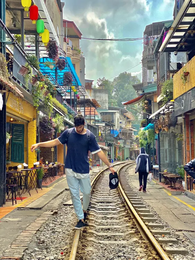 Hanoi train street 🚂