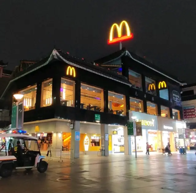 Shopping market and street food in Dongmen