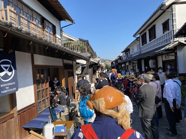 頭をたたいてもらうとご利益がある？『素隠居』