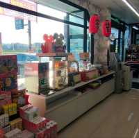 7-11銅高門市-博客來、甜甜圈、舒適座位區