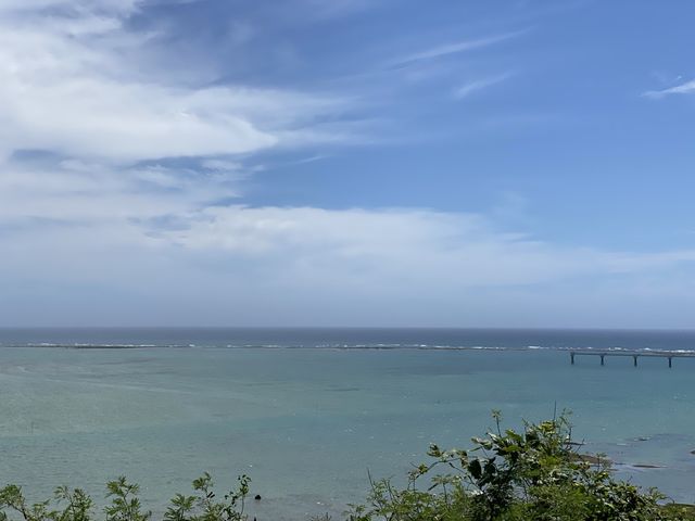那覇空港から発着する航空機観察スポットと青い海 那覇空港から発着する航空機観察スポットと青い海