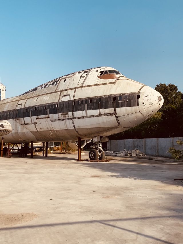 Abandoned Boeing 747-100 in Shanghai 