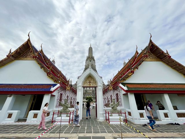 ไหว้พระ ถ่ายรูป วัดอรุณ กันเถอะ
