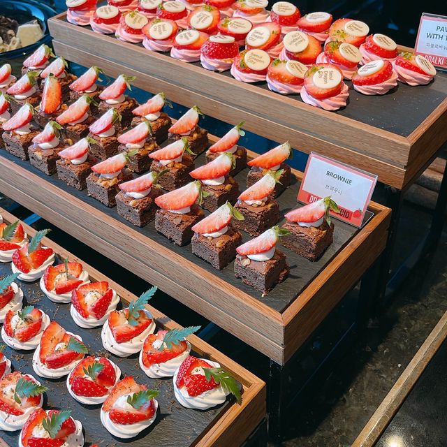 겨울에 🍓딸기뷔폐는 서울 용산 드래곤시티the26!