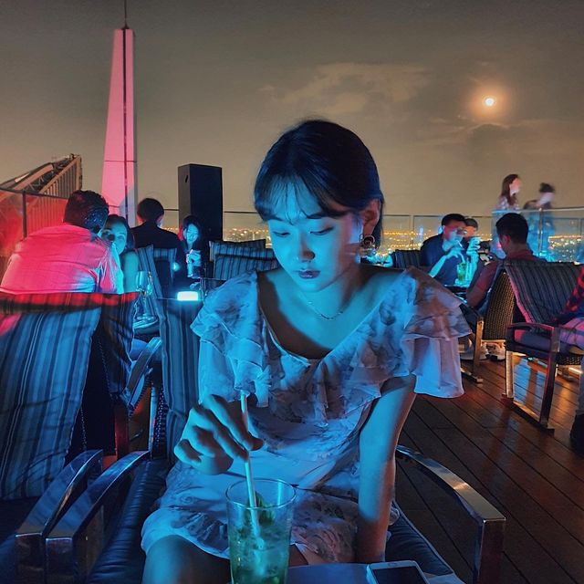 방콕 야경은 '메리어트 호텔 스쿰빗'의 "옥타브"에서