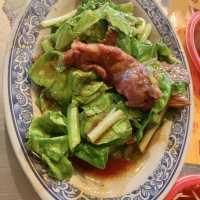 夜晚漫遊台南神農街，逛完再去吃鬍鬚忠牛肉湯