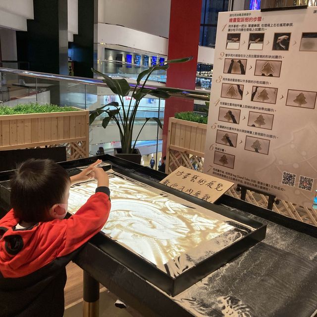 《全港首個沙畫藝術展覽「揉沙說愛」》