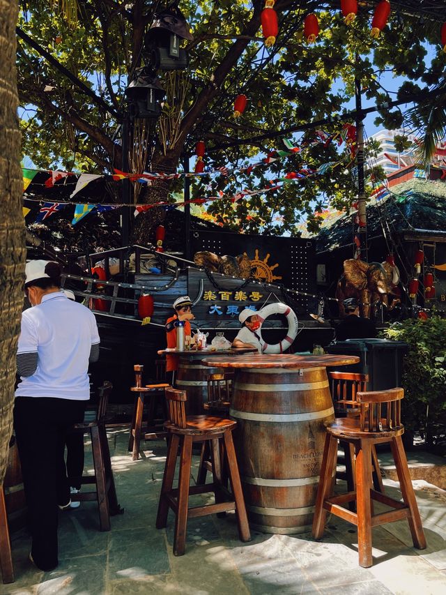 Beach Lovers Bar in Dadonghai 🍹🌊☀️🥥