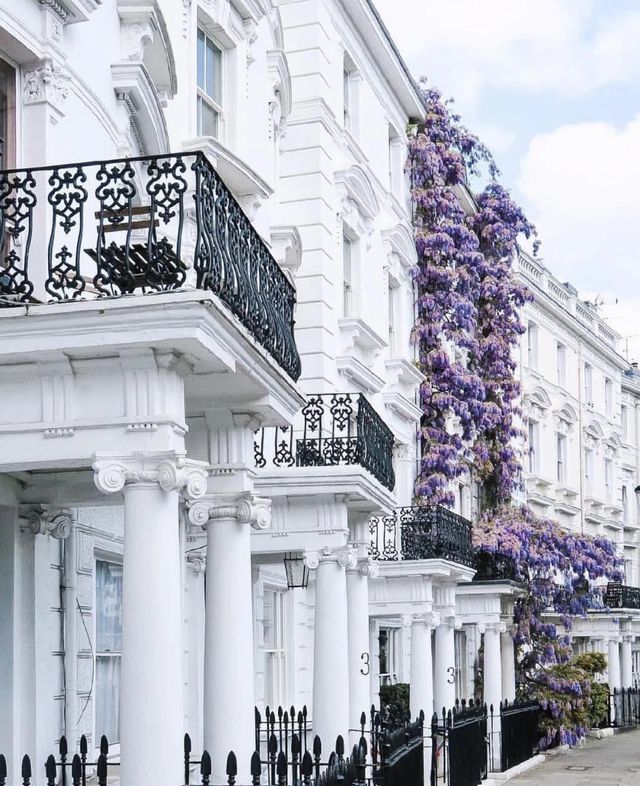 London, UK | Strolling through the streets of Notting Hill in the acclaimed film "Notting Hill"