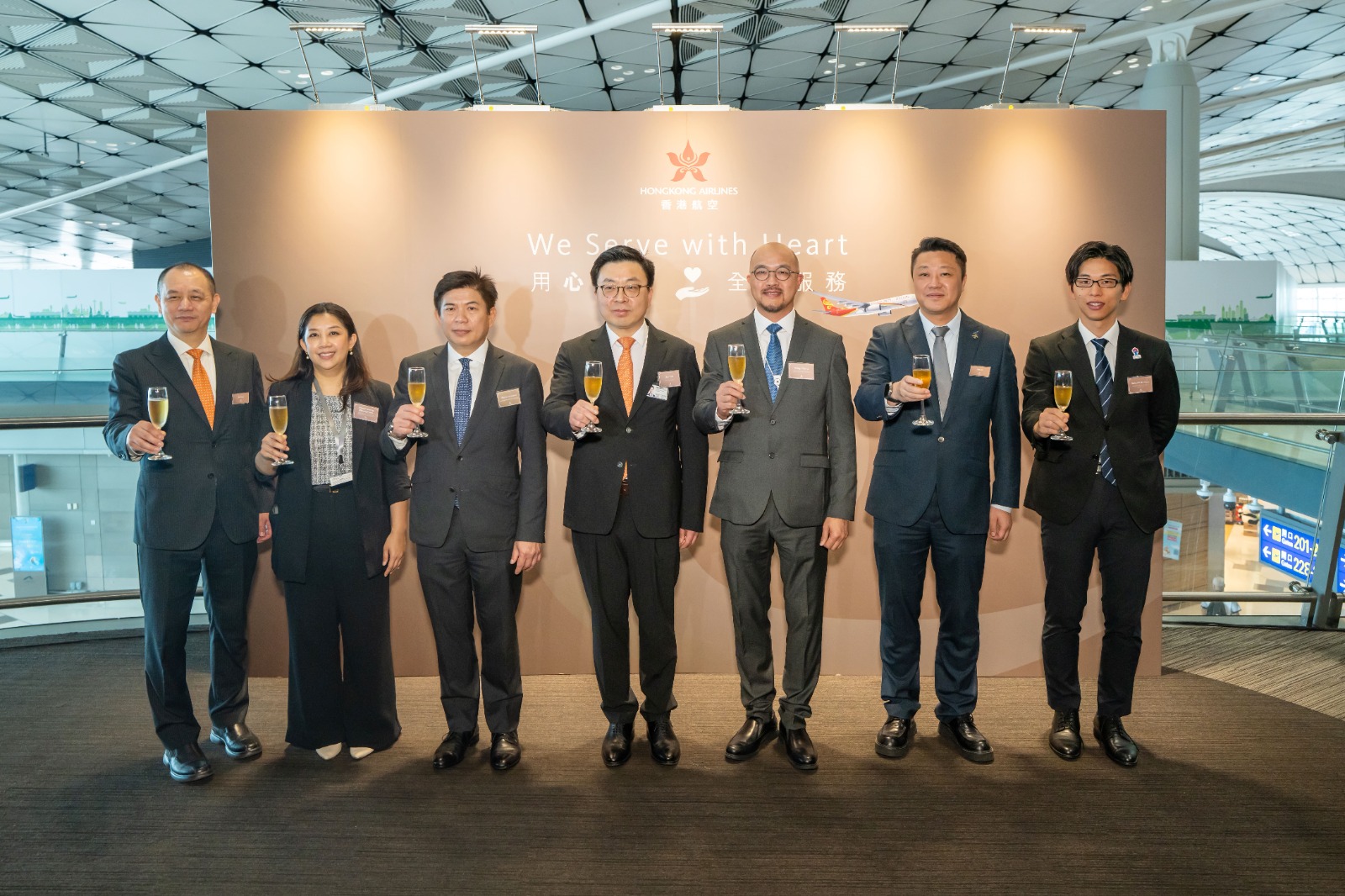 ฮ่องกงแอร์ไลน์ “เราให้บริการด้วยใจ” ยกระดับประสบการณ์ของผู้โดยสารทั้งบนเครื่องบินและภาคพื้นดิน | แวนคูเวอร์,ซิดนีย์