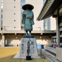 御堂筋通りにそびえ立つ城ような寺　本願寺津村別院