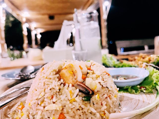พากินพาเที่ยว คาเฟ่ ชิคๆ ได้ชมไฟฟรี หาดสิชล🏝