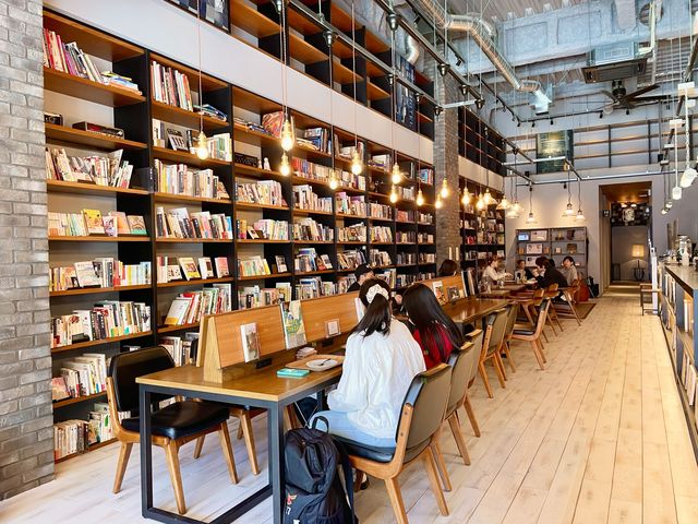 【福岡】灯りの消えない本屋さん📚