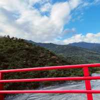 紅葉大橋｜山中的溪谷中紅色大橋