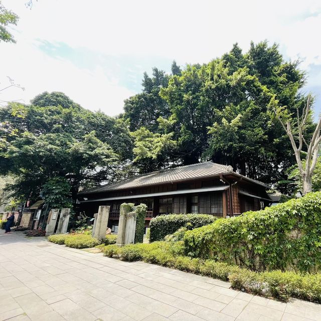 台中文學館 🖌 有著巨大的老榕樹🌳