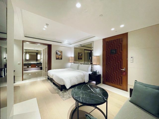 Spacious twin room for staycation