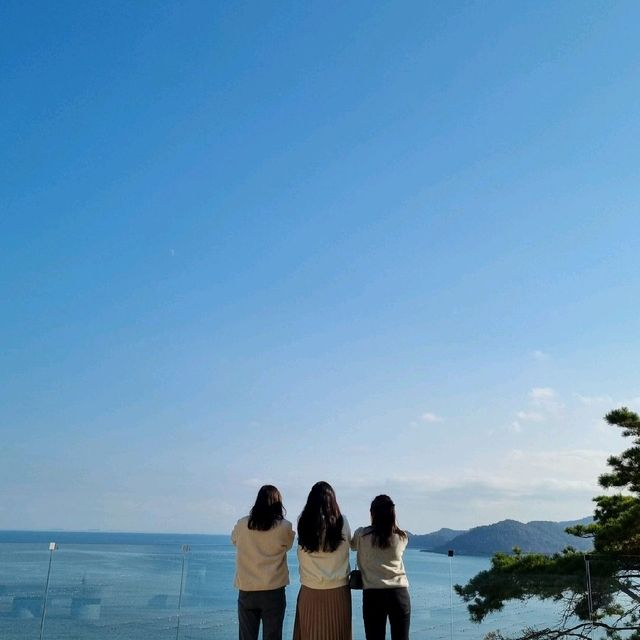 여수 최대 규모의 바다뷰와 인생샷 스팟 천국 카페 '모이핀'