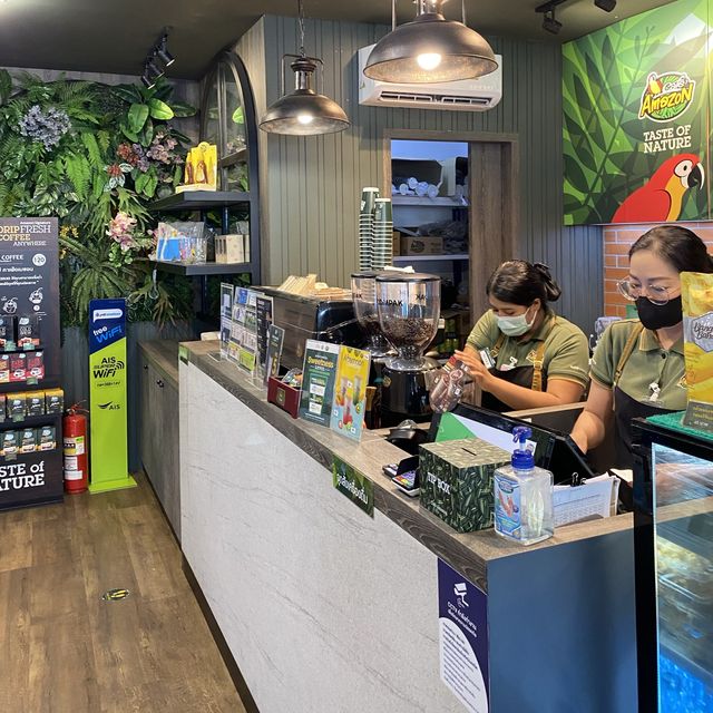 จิบกาแฟก่อนขึ้นเครื่องที่คาเฟ่อเมซอน สนามบินภูเก็ต