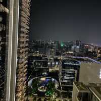 台北萬豪酒店泳池夜景真的美，可以看到發光的美麗華摩天輪