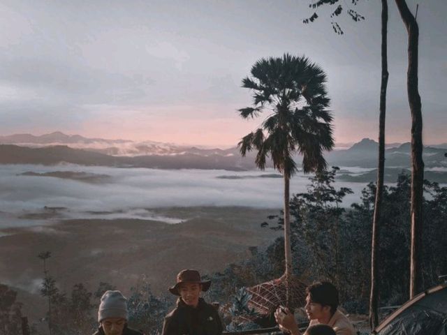 จุดชมวิวทะเลหมอกเขาแดงกาโต๊ะ อำเภอยะหา จังหวัดยะลา