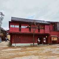 歴史的な建物が数多く残る金沢のメイン観光地【ひがし茶屋街】✨