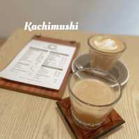 《 西 貢 日 系 木 感 咖 啡 店 》