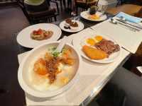 Breakfast in a modern colonial setting