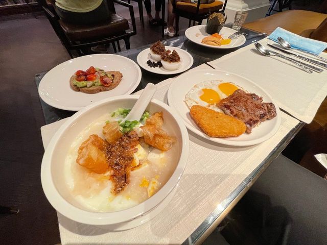 Breakfast in a modern colonial setting