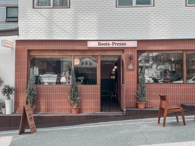 흑백 스티커사진기가 있는 동네 감성 카페✨루츠프레소👀 흑백 스티커사진기가 있는 동네 감성 카페✨루츠프레소👀