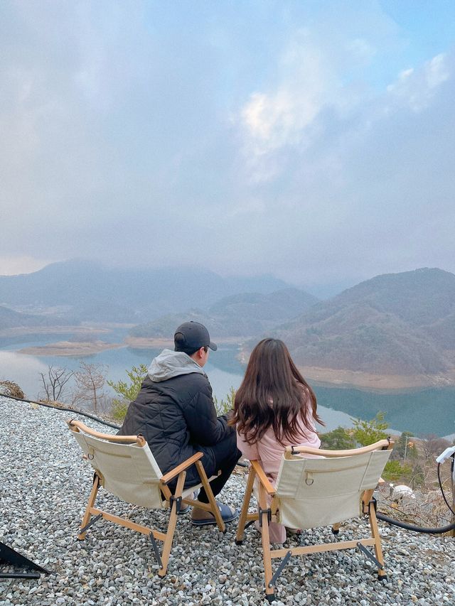 시시각각 변하는 아름다운 충주호의 매력을 담을 수 있는 캠핑장 ‘충주 퀸스타운’ ☁️💙