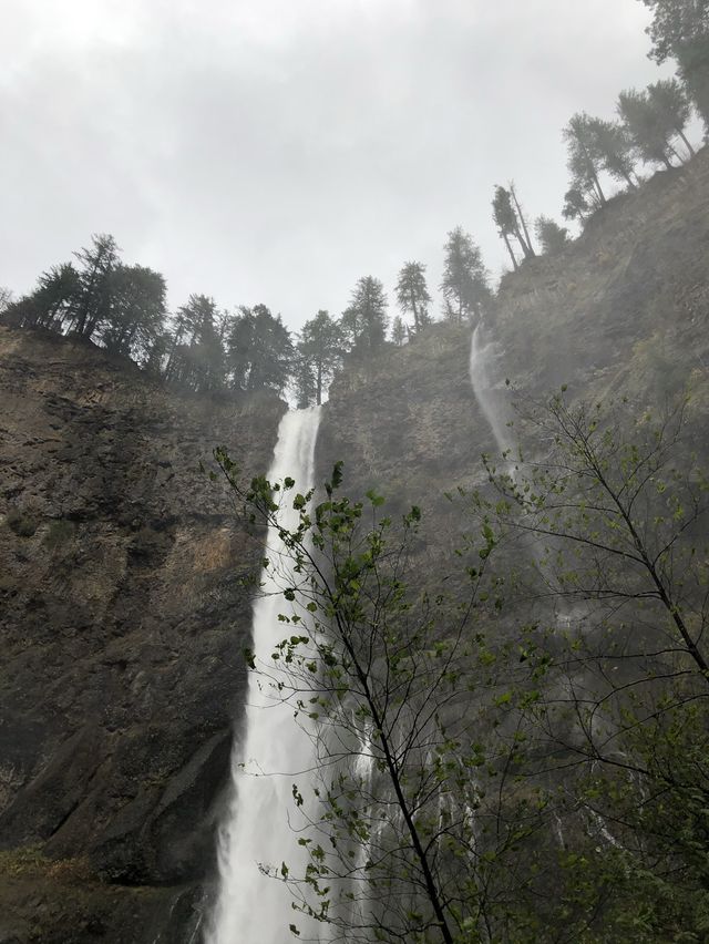 awesome falls close to city