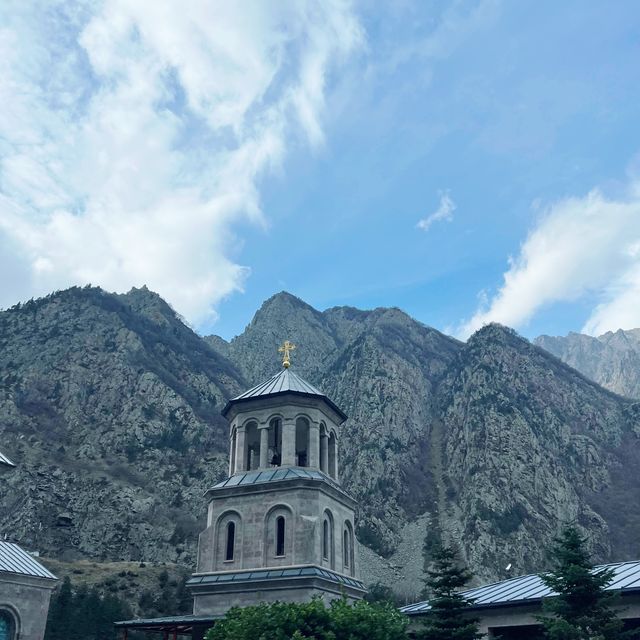 Dariali Monastery Complex โบสถ์สวยใกล้รัสเซีย