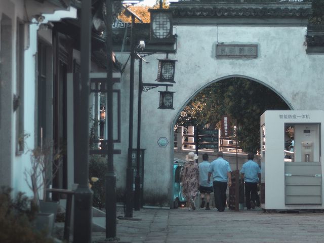 Visiting the ancient town of Tongli 