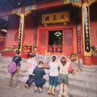 Offering prayers in Hongfa temple 🙏