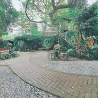 café​ ริมน้ำ​บรรยากาศ​ร่มรื่น