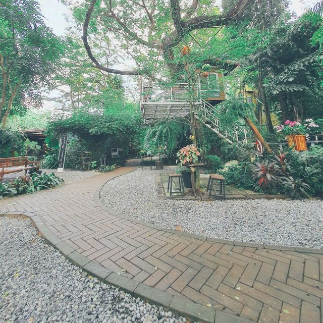 café​ ริมน้ำ​บรรยากาศ​ร่มรื่น