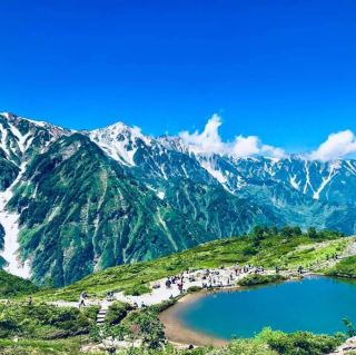 Hè này đi đâu 💕💕
Điểm lý tưởng ở Nagano 😍

八方池 ở tỉnh Nagano nằm ở độ cao 2060m. 
Mùa hè lúc tuyết tan tháng 7 mặt hồ như gương, lung linh huyền ảo. Để lên đến đây các bạn đi cáp treo đến 八方池山荘, từ đó đi bộ thêm 90 phút, đường tương đối dễ đi, mà phong cảnh núi non đẹp không chỗ nào chê. Cáp treo dài đến 3445m, với độ cao chênh lệch 1060m, đi mất 40 phút.

Thời gian hoạt động của cáp treo: 1/6/2019 – 27/10/2019
Giá vé cáp treo khứ hồi: 2900 yên
Đi lại: Từ ga JR白馬駅 đi buýt đến ga白馬八方尾根スキー場, từ đó đi cáp treo.