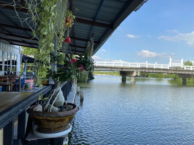 ก๋วยเตี๋ยวริมคลอง แม่ทองพันชั่ง